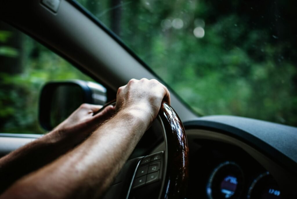 Manos sobre el volante de un auto durante un trayecto