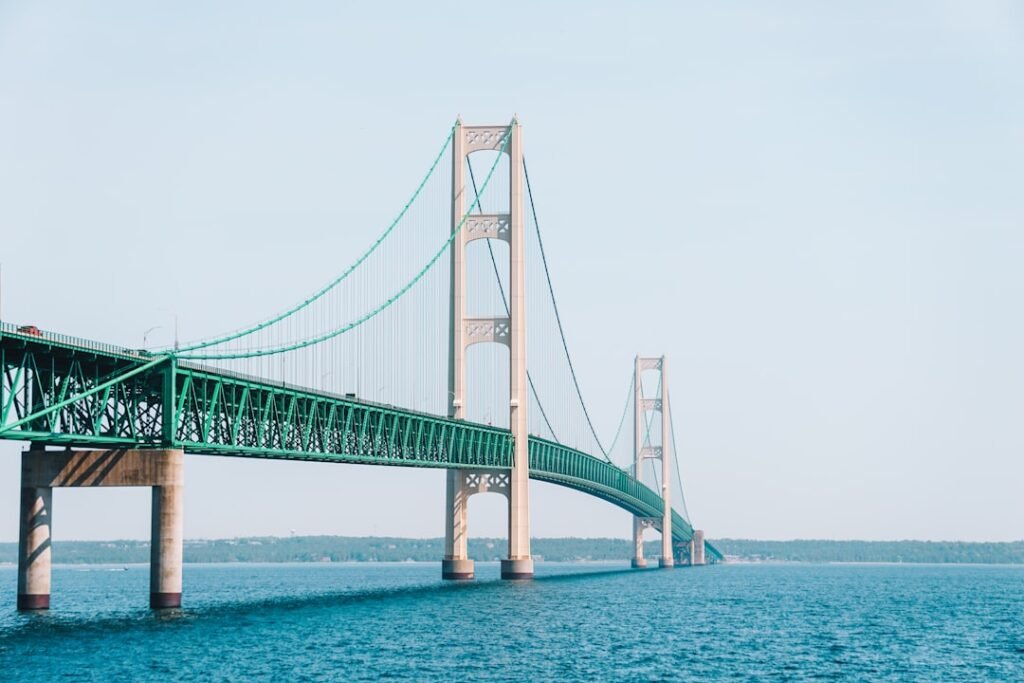 Puente colgante verde sobre el agua en Michigan