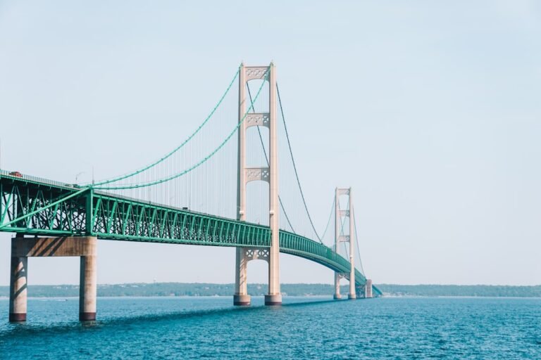 Puente colgante verde sobre el agua en Michigan