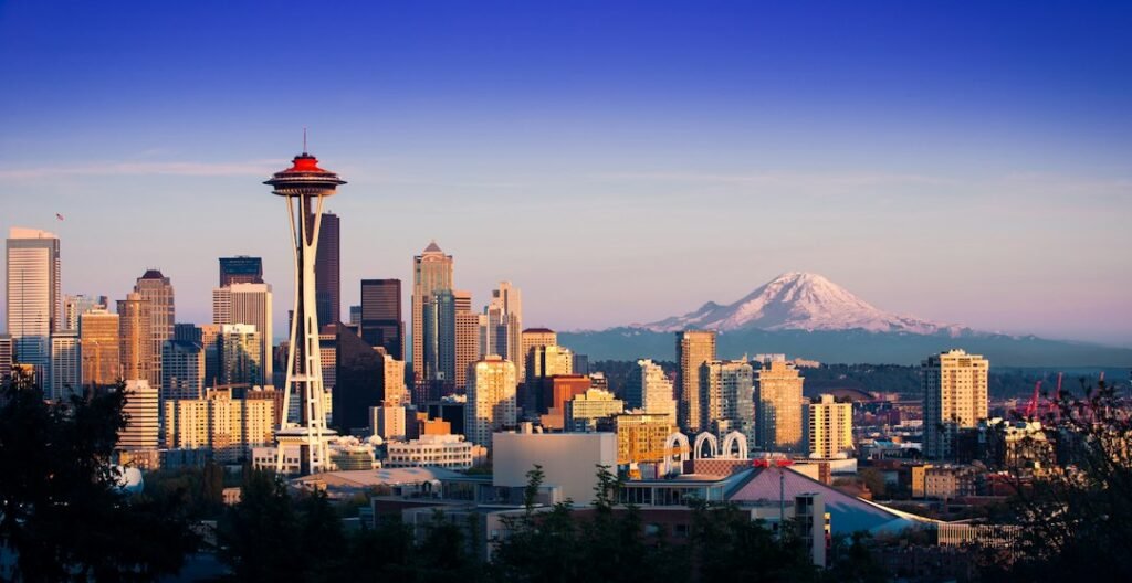 Horizonte de Seattle con la Space Needle y el monte Rainier al fondo