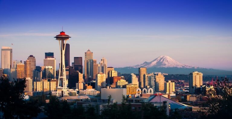 Horizonte de Seattle con la Space Needle y el monte Rainier al fondo
