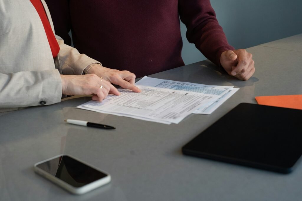 Dos personas revisando un formulario sobre una mesa