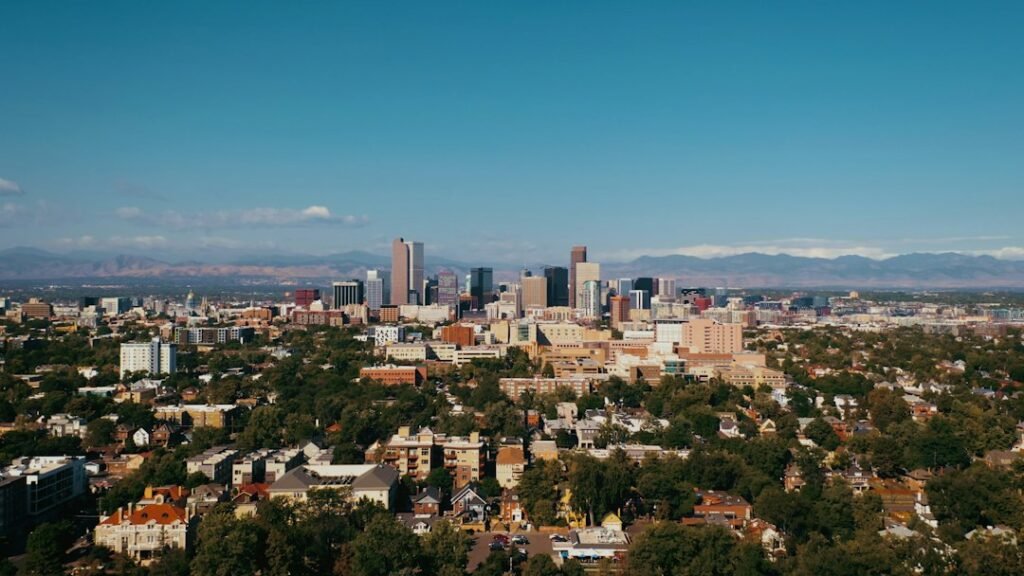 Horizonte de la ciudad de Denver, Colorado, con las Montañas Rocosas al fondo en un día despejado