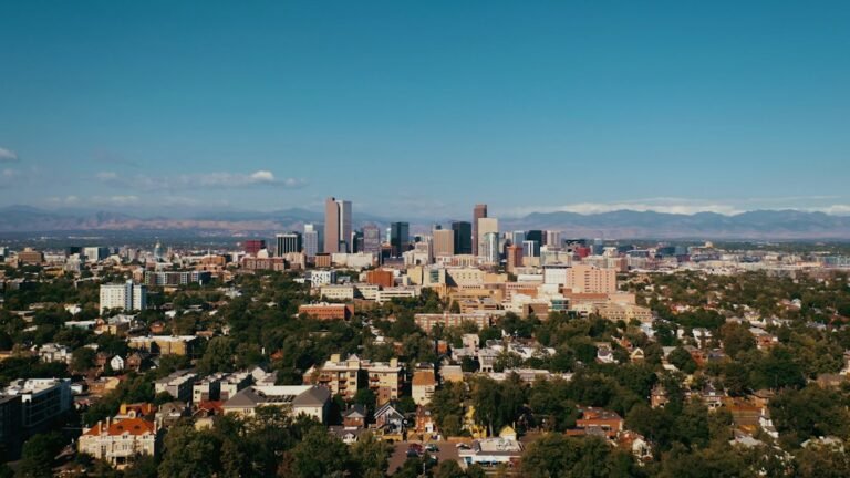 Horizonte de la ciudad de Denver, Colorado, con las Montañas Rocosas al fondo en un día despejado