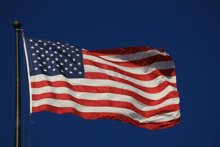 Bandera de Estados Unidos ondeando contra el cielo