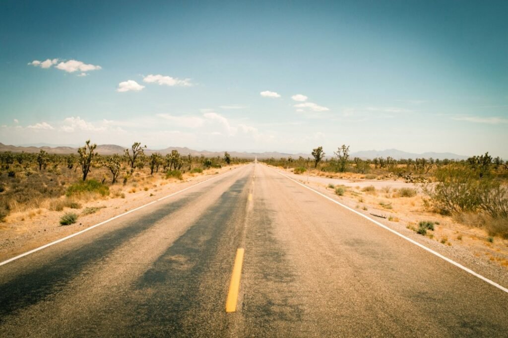 Una carretera desértica vacía en Arizona, típica del paisaje donde se toma el examen de manejo