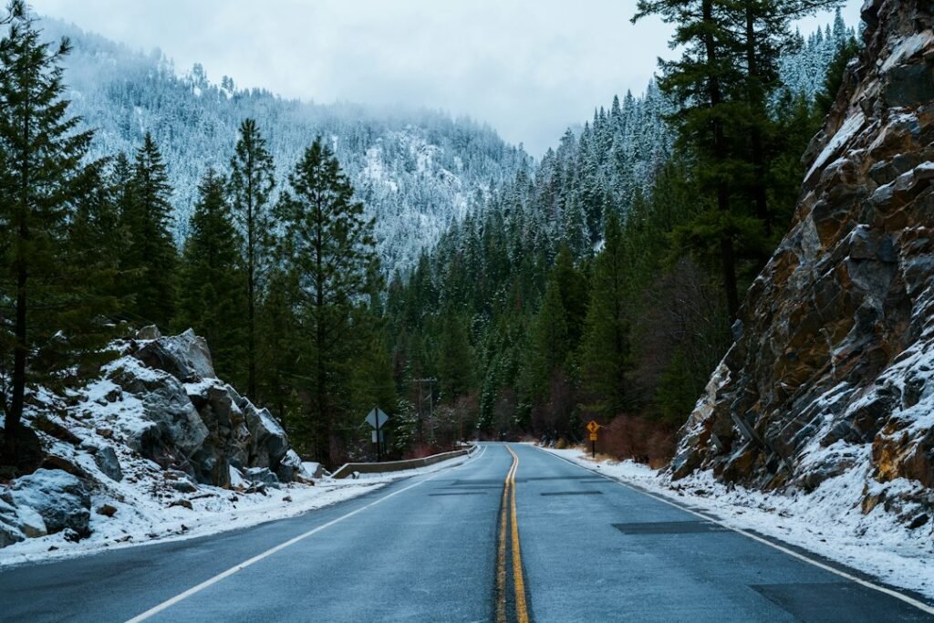 Carretera vacía entre montañas, similar a los paisajes de Idaho